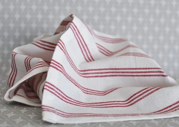White kitchen towel with red stripes | Ib Laursen | Willekulla Country Style | Closeup